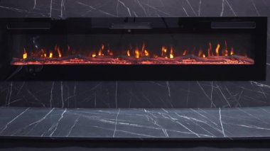 Elektrikli Şömine Karanlık Oturma Odasında Gerçekçi Ahşap Yanan