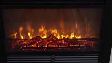 Elektrikli Şömine Oturma Odasına Yanan Alevleri Taklit Et