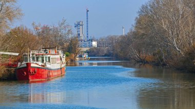 Fransa 'da Kanal Yüzme Suyu Yolu' na demirli Kırmızı Tekne