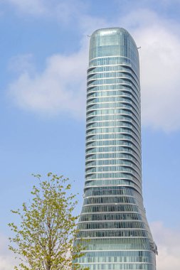 Belgrad 'daki Gökdelen Kula Kulesi Yeni Daireler ve Lüks Otel Sunny Spring Day' de