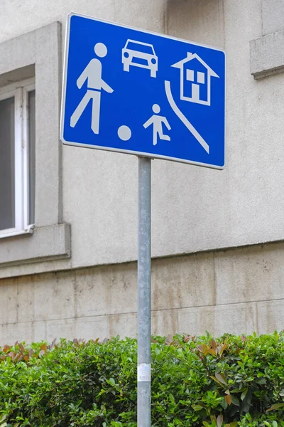 İkametgah Girişinde Büyük Mavi Yol İşareti Yavaş Trafik Çocukları Sokakta Oynuyor