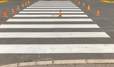 Yeni Beyaz Boya Çizgileri Trafik Konileriyle Karşıya Geçen Yayalar