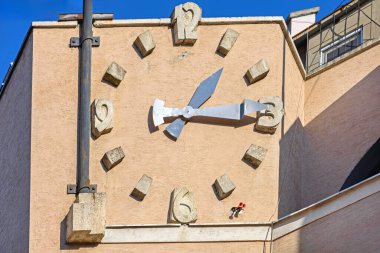 Sırbistan 'da Belgrad Kültür Binasında Büyük Kamu Saati Güneşli Gün