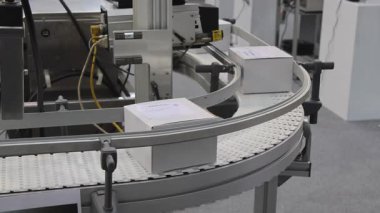 Plastik Taşıyıcı Kayış Eğrisi Fabrikasında Beyaz Kutular