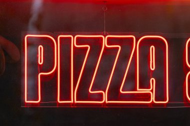 İtalyan Lokantasının Penceresinde Kırmızı Pizza Tabelaları