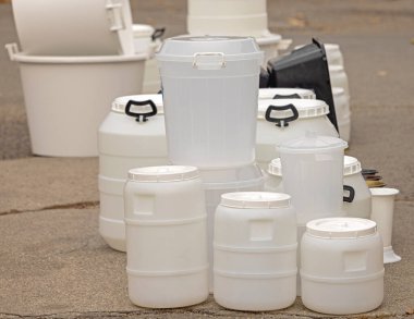 Çeşitli Boyutlarda ve Beyaz Plastik Fıçı Şeklinde Davul Kapaklı Galon Konteynırları
