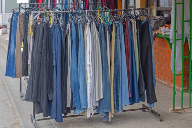 Mavi Pantolon Dükkânın Önünde Demiryolunda Asılı