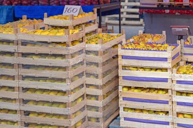 Markette Sandıkta Sarı Armut Meyveleri Yığını