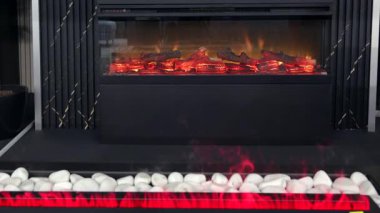 Gerçekçi Kütükler Yanan Elektrikli Şömine ve Beyaz Çakıl Taşları Buhar Efektleri