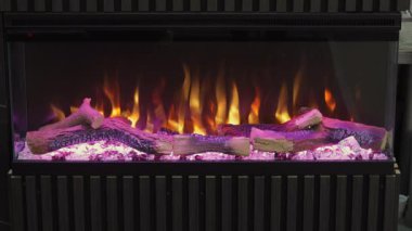 Uzun Ağaç Yanan Sarı Alevler Gerçekçi Şömine Mor Lşık