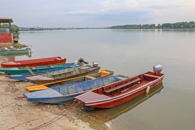 Sırbistan 'ın Tuna Nehri' nde Çok sayıda Çamurlu Tekne Yaz