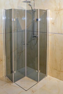 Mermer Banyo Köşesinde Cam Kapılar Duş Kabini