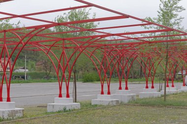 Otopark Çatı Gölgesi Kapağı için Beton Tabanlı Kırmızı Metal Yapı Desteği