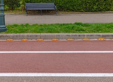 Parlak Kırmızı Boyalı Şehir Caddesinde Bisikletli Kız İçin Çift Yollu Ayrılmış