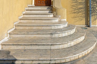 Güneşli bir günde Taştan Yapılan Yuvarlak Merdivenler Yapısı