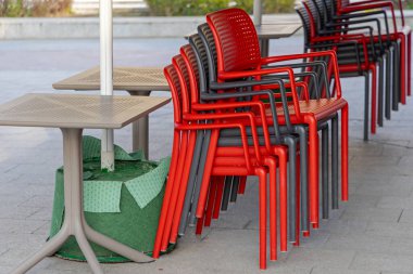 Kahve Dükkanı Terasında Kırmızı ve Siyah Plastik Sandalyeler