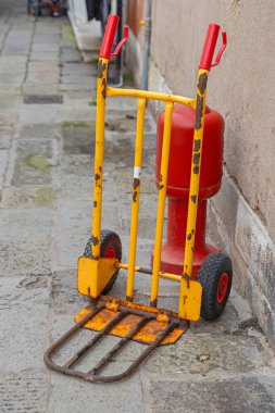 Venedik İtalya 'da Sokak' ta Boş Eski Sarı Nakliye Aracı