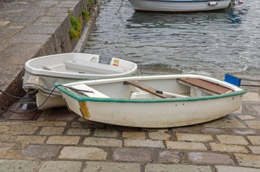 Motoru Olmayan İki Küçük Tekne Hırvatistan Limanına Bağlandı