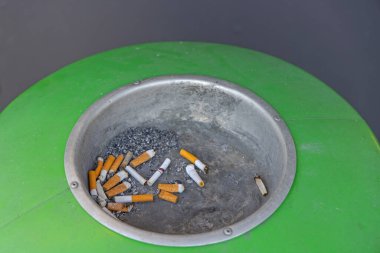 Sigara İzmaritleri İçin Büyük Yuvarlak Yeşil Kül Tablası