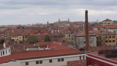 Venedik, İtalya - 10 Ekim 2024: Eski Binaların Hava Görüntüsü Toplu Taşımacılık İstasyonu Anayasası Büyük Kanal Tarihi Taşımacılık Köprüsü.