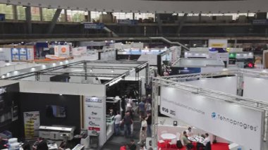 Belgrad, Sırbistan - 21 Mayıs 2024: Teknoloji Sanayii İcat Fuarı Birinci Salon Ticaret Fuarı.