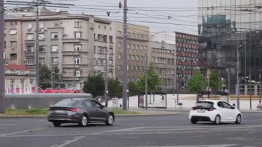 Belgrad, Sırbistan - 18 Ağustos 2024: Başkent Şehir Merkezi Yaz Günü Tavasında Köle Kavşağındaki Su Çeşmesi.