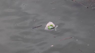 Kirli Su Irmağı Kirliliğinde Yüzen Çöp Torbasıyla Dolu Plastik Torba