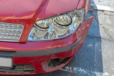Küçük Araba Trafik Kazasında Kırık Farlar ve Çarpıcı