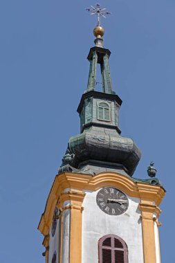 St. Sırp Ortodoks Kilisesi Saat Kulesi Voyvodina 'nın Novi Karlovci Köyü' nde Tanrı 'nın Toplantıları Güneşli Yaz Günü