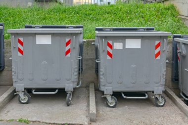 İki Gri Metal Çöp Konteynırı Şehirde Tekerlekli Çöp Kutuları