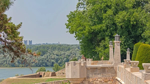 Sırbistan 'ın Kalemegdan Parkı' ndaki Ortaçağ Kalesi Yaz Günü Seyahati