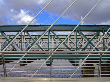 Londra 'da Thames Nehri üzerindeki birçok köprü bulutlu bir günde.