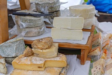 Çiftçi Marketinde Olgun Peynir Seçimi