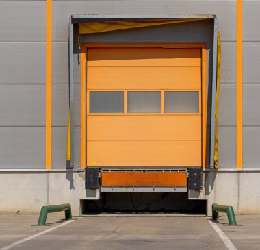 Soluk Turuncu Boya Rıhtım Kapısı Rampası Eski Dağıtım Deposunda