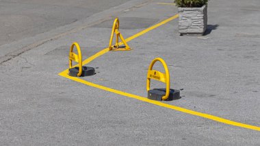 Üç Bariyer Sarı Çizgili Sokak Köşesinde Park Yasaktır