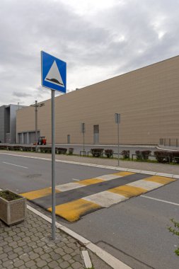 Trafik İşareti Sarı ve Beyaz Hız Çarpması Şehir Caddesinde Asfalttan Yapıldı