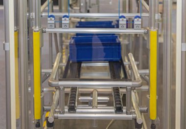 Paketleme Fabrikasında Dikey Taşıyıcı Asansör Sandığı Kaldırma