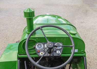 Klasik Vintage Yeşil Traktör Direksiyon Direksiyonu Konsol Sürücü Görünümlü