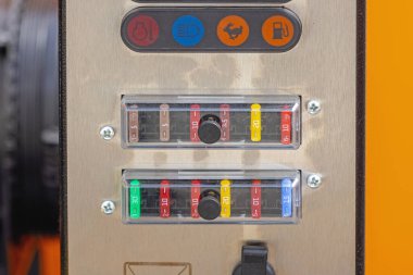 İnşaat Makinesinde Lambaları Kontrol Et Elektrik Sigorta Kutusu