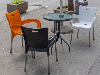 Sokak Köşkünde Üç Plastik Sandalyeli Cam Masa