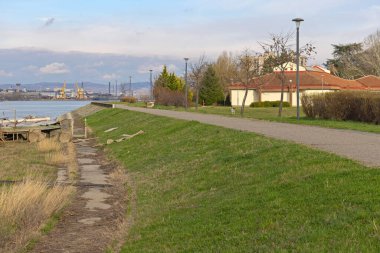 Tuna Nehri kıyısındaki yürüyüş yolu Kladovo Doğu Sırbistan Bahar Günü Seyahati