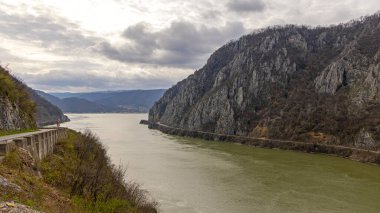 Tuna Nehri Kazan Boğazı Cerdap Ulusal Parkı Bulutlu Bahar Günü Doğa Alanı