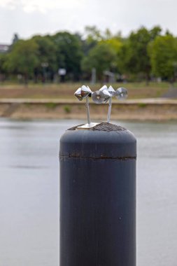 Rüzgâr enerjili Kuş Korkusu Gümüş Saptırıcı Sütunda Dönüyor