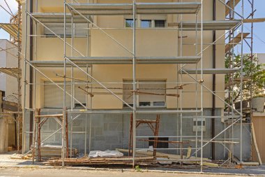 Belgrad 'daki Daire İnşaat Yenileme' de İzolasyon Çalışıyor