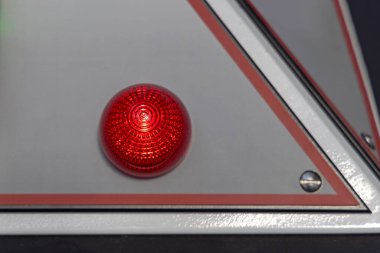 Yuvarlak Plastik Evcil Kırmızı Sinyal Işık Makinesi Üretim Durağı