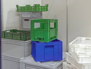 Yığınlanmış Yeşil ve Mavi Plastik Sandıklar Cam Şişeler Taşımacılık