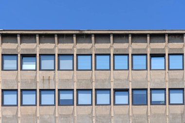 Beton İnşaat Mimarisindeki Mavi Kare Pencereler