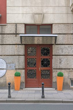 Ironwork ve Glass Double Doors Orta Çağ Modern Binası Girişi Saksı Santralları Simetrisi