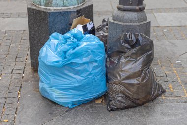 Mavi ve Siyah Çöp Torbaları Şehir Caddesinde Atık dolu