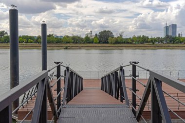 Belgrad 'ın Sava Nehri' ndeki Çelik Metal Geçidi Sırbistan 'da Bulutlanıyor